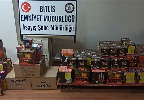 Bitlis'te çok sayıda havai fişek ile gök bombası muhafaza altına alındı