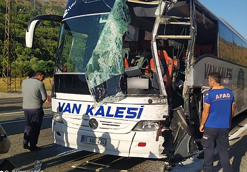 Bitlis'te otobüs ile tırın çarpışması sonucu 3 kişi yaralandı