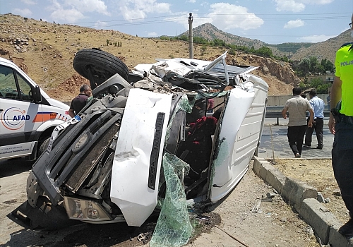 Bitlis'te takla atan minibüsteki 4 kişi yaralandı