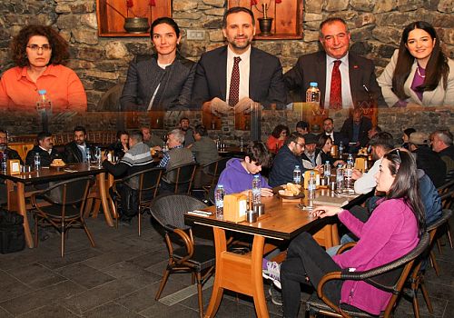 CHP Ardahan Milletvekili adayı Özgür Erdem İncesu, gazetecilerle yemekli toplantıda bir araya geldi.