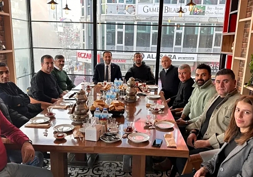 CHP Ardahan Milletvekili Özgür Erdem İncesu yerel ve Gazeteciler le kahvaltıda bir araya geldi.