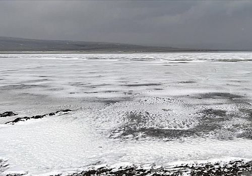 Çıldır Aktaş Gölü'nün yüzeyi kısmen buz tuttu