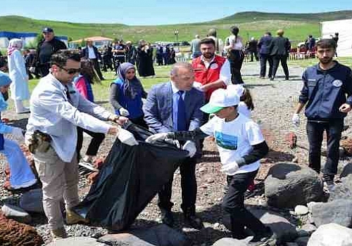 Çıldır Gölü'nde Türkiye Çevre Haftası dolayısıyla çöp temizliği yapıldı