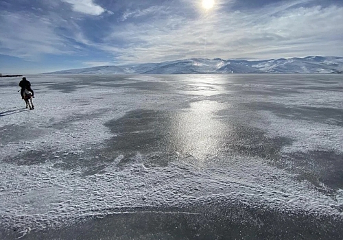 Çıldır Gölü'nün yüzeyi buz tutmaya başladı.