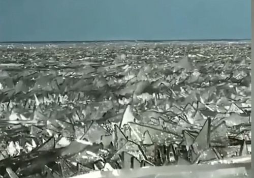 Çıldır Gölü'nün yüzeyi kısmi olarak buz tuttu.