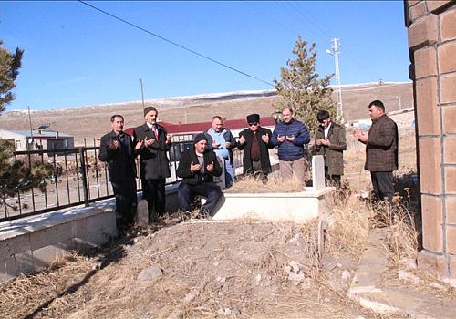 Yilmaz Şenlikoğlu mezarı başında anıldı.