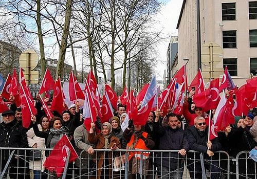 Cumhurbaşkanı Erdoğan Brüksel'de kendisini bekleyen vatandaşlara seslendi