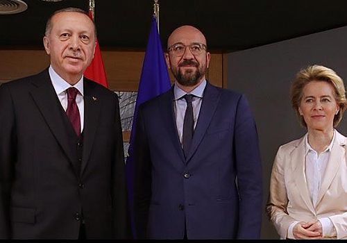 Cumhurbaşkanı Erdoğan ın AB Komisyonu Başkanı  ile üçlü görüşmesinin verimli geçtiği belirtildi