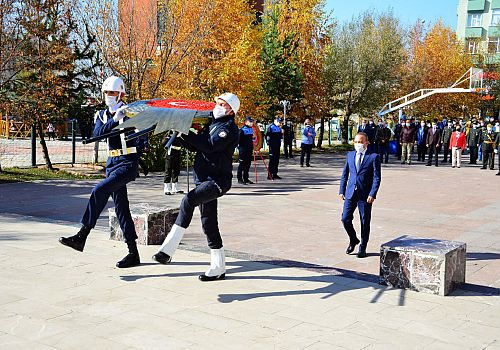 Cumhuriyet Bayramı Programları Ardahan da Çelenk Töreniyle Başladı