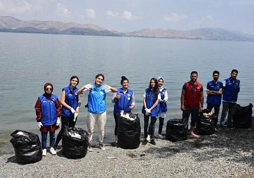 Elazığ'da gönüllü gençler Hazar Gölü kıyısında çevre temizliği yaptı