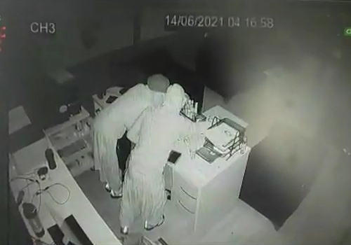 Elazığ'da kadın kılığında bir iş yerinden hırsızlık anı kameralara yansıdı