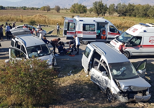 Erzincan'da çarpışan iki hafif ticari araçtaki 8 kişi yaralandı