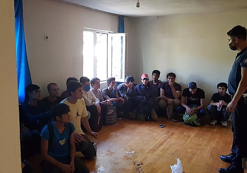 Erzincan'da metruk evde 52 düzensiz göçmen yakalandı