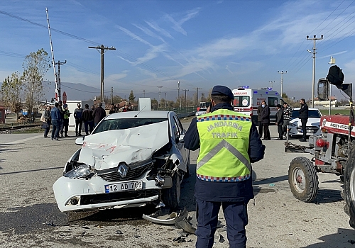 Erzincan'da traktöre çarpan otomobildeki 5 kişi yaralandı