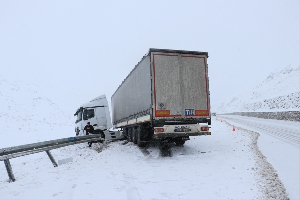 Erzincan ile Ardahan'da kar, buzlanma ve sis ulaşımı aksatıyor