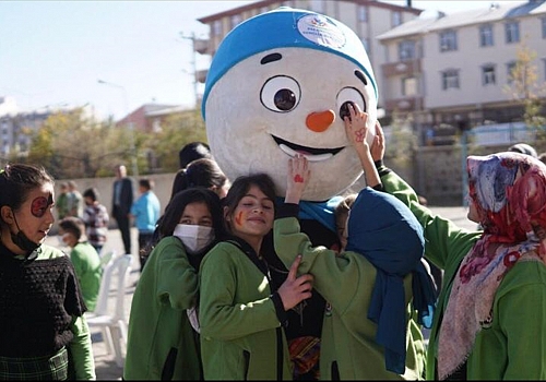 Erzurum'da gençlik merkezi gönüllülerinden öğrencilere kırtasiye yardımı
