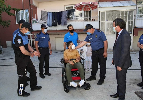 Erzurum'da tekerlekli sandalyesi çalınan engelli gencin yüzü polisin akülü araç hediyesiyle güldü