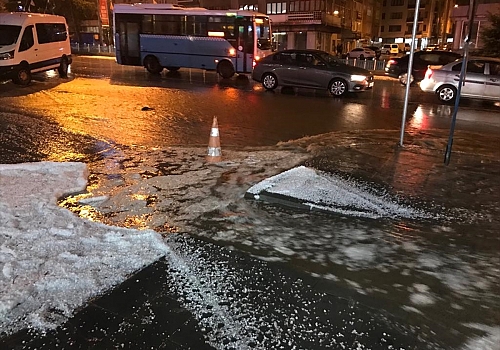 Erzurum dolu yağışıyla beyaza büründü, cadde ve sokaklarda taşkınlar yaşandı