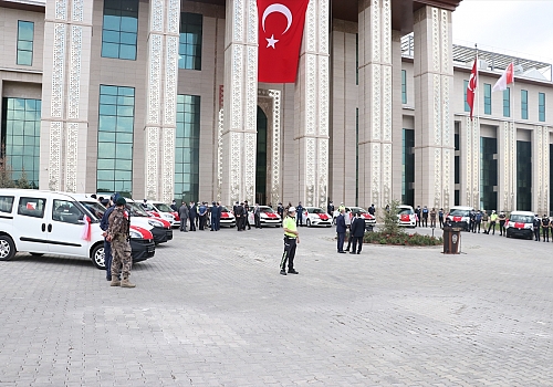 Erzurum Emniyet Müdürlüğüne ihaleyle alınan 15 yeni araç törenle hizmete girdi