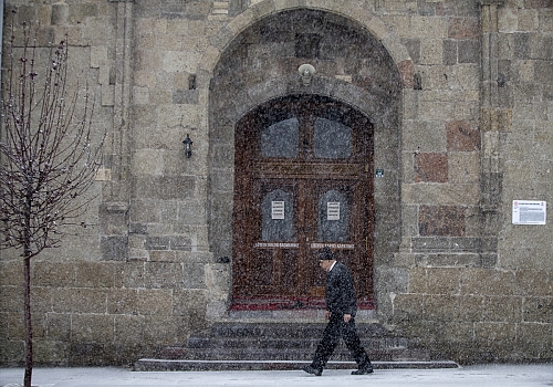 Erzurum ve Ardahan'da yoğun kar yağışı etkili oluyor
