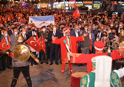 Erzurumlu binlerce kişi, darbe girişiminin 5. yıl dönümünde Türk bayraklarıyla demokrasi nöbeti tuttu