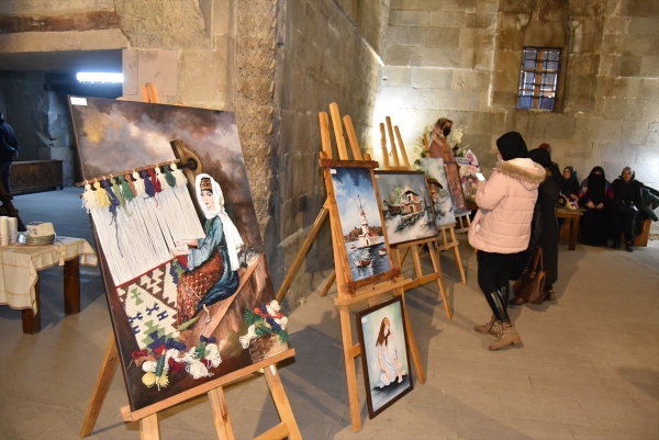 Erzurumlu kadınlar atık malzemelerden yaptıkları tablolarla sergi açtı