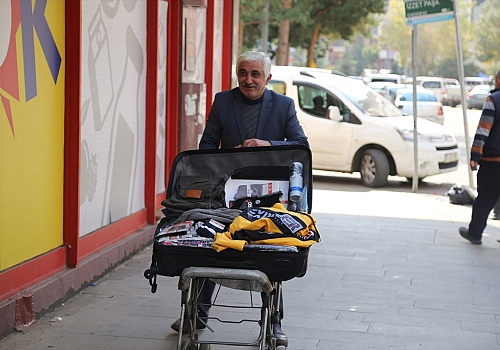 Erzurumlu seyyar satıcının Şener Şen tiplemesi vatandaşı güldürüyor