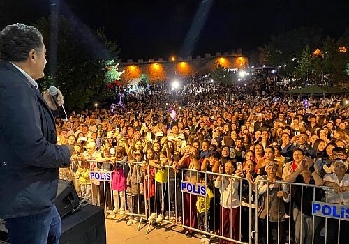 Festivali'nde sahne alan Belediye Başkanı Faruk Demir, binlerce kişiyi coşturdu.