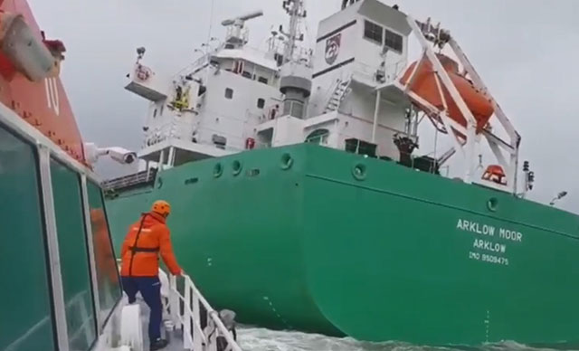 Gemide kaza geçiren personel, Kıyı Emniyeti ekibi tarafından karaya çıkardı