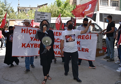 Hakkari'de terör mağduru aileler çocuklarına kavuşmak için HDP İl Başkanlığı önünde eylem yaptı