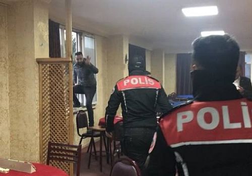 Hanak’ta kumar oynandığı iddia edilen işyerine polis baskın yaptı