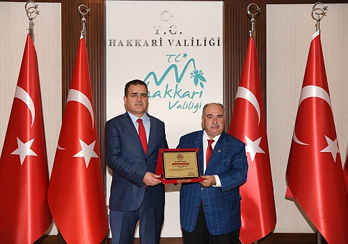 Kamu-Der'den Vali ve Belediye Başkan Vekili Akbıyık'a plaket