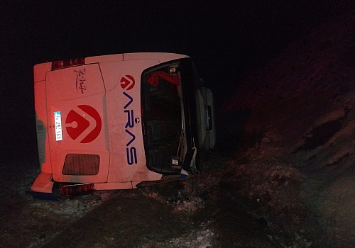 Kars-Erzurum kara yolunda yolcu otobüsü devrildi