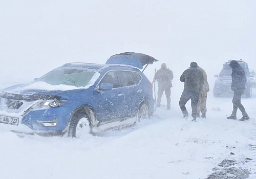 Kars-Göle kara yolu yoğun kar nedeniyle ulaşıma kapatıldı