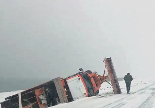 Kars'ta devrilen kar küreme aracının sürücüsü yaralandı