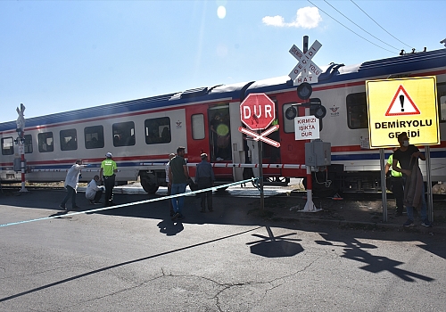 Kars'ta Doğu Ekspresi treninin hemzemin geçitte çarptığı kişi öldü