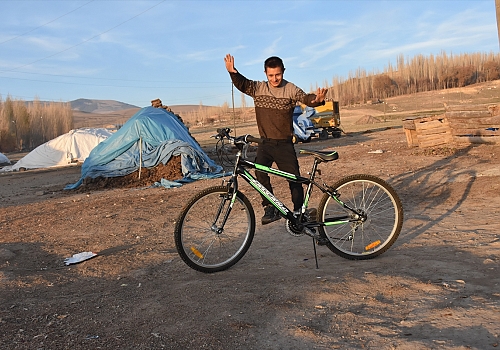 Kars'ta down sendromlu gencin bisiklet hayalini hayırseverler gerçekleştirdi
