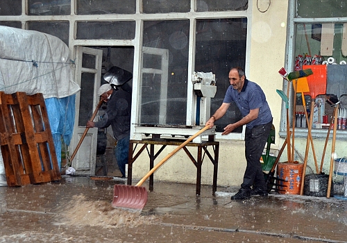 Kars'ta etkili olan sağanak ve dolu yüzünden bazı ev ve iş yerlerini su bastı