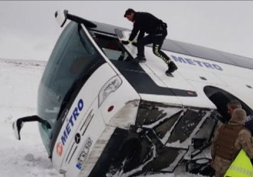 Kars'ta içerisinde 28 kişinin olduğu belirlenen yolcu otobüsü devrildi