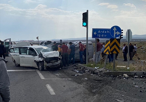 Kars'ta iki otomobil çarpıştı: 4 yaralı