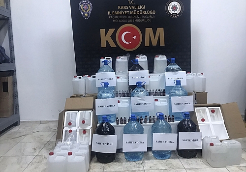 Kars'ta konakladıkları otelde sahte içki ürettikleri iddia edilen 2 kişi gözaltına alındı