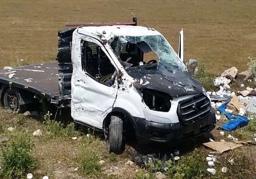 Kars'ta kozmetik ürünleri yüklü kamyonet devrildi: 3 yaralı