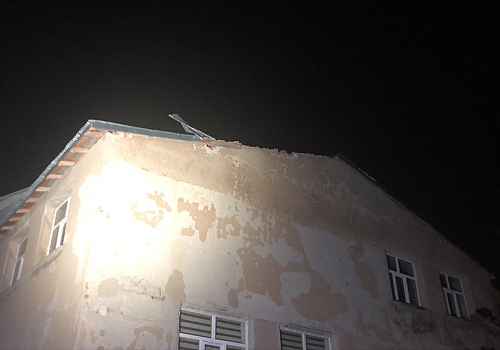 Kars'ta şiddetli rüzgar bir okulun çatısına hasar verdi