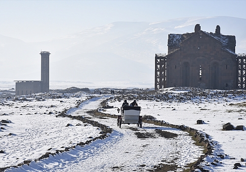Kars'taki Ani Ören Yeri'nde elektrikli fayton hizmet vermeye başladı