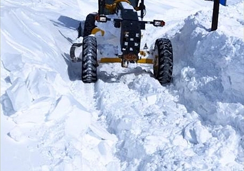 Kars ve Ardahan'da kar ve tipi nedeniyle kapanan 76 köy yolu ulaşıma açıldı