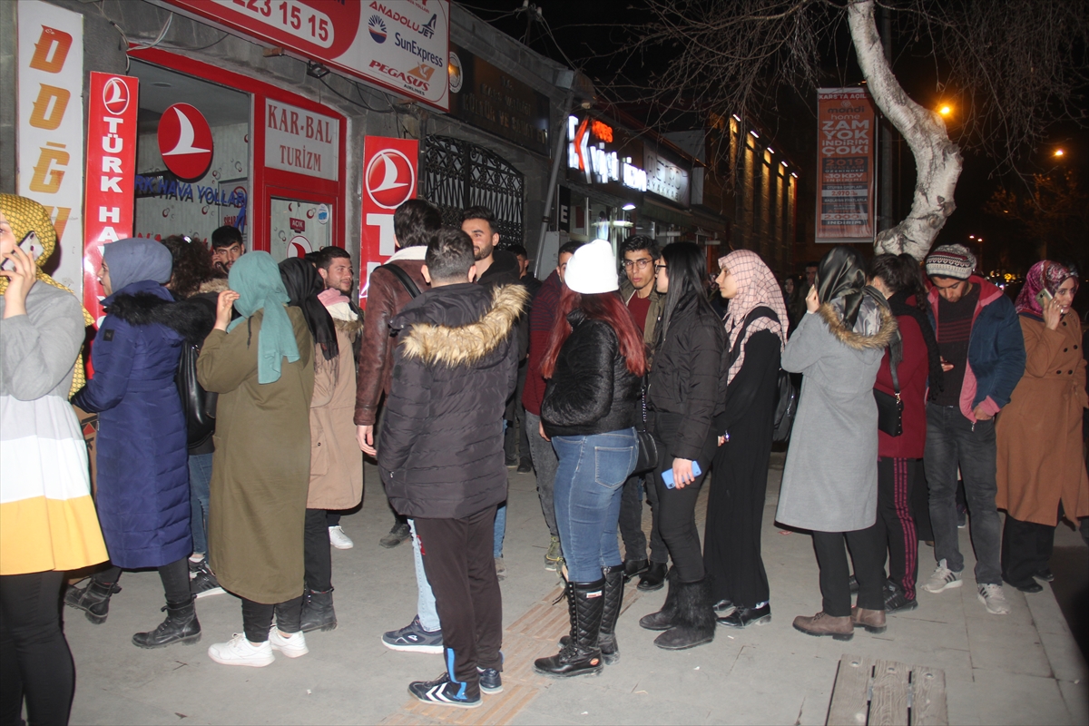 Kars ve Ardahan'da memleketlerine gitmek isteyen öğrencilerin bilet telaşı