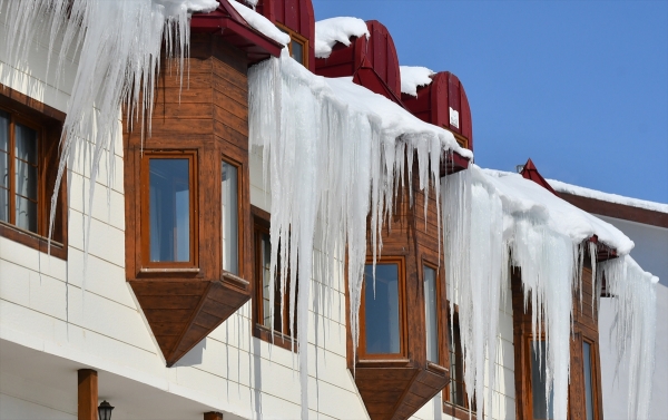 Kars ve Ardahan'da soğuk hava nedeniyle çatılarda buz sarkıtları oluştu