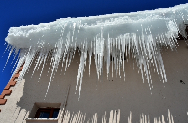 Kars ve Ardahan'daki bina çatılarında uzun buz sarkıtları oluştu