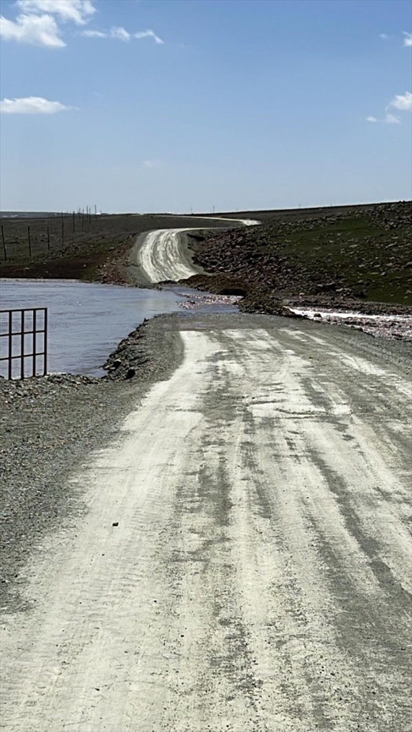Kars'ta sel nedeniyle iki köy yolu ulaşıma kapandı