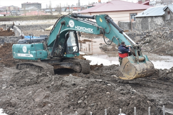 Kars’ta su taşkını yaşanan mahallede ekiplerin çalışmaları yeniden başladı